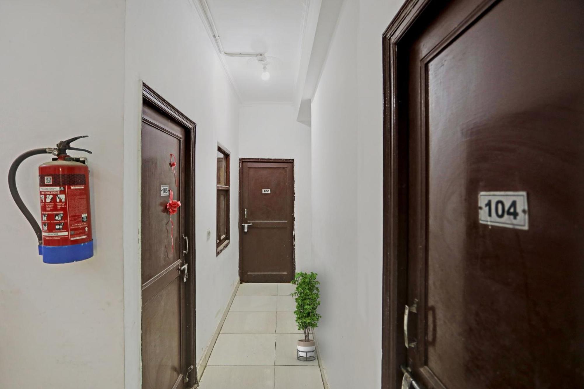 Collection O Mayank Guest House Near Iskcon Temple Noida Kālkāji Devi Екстериор снимка